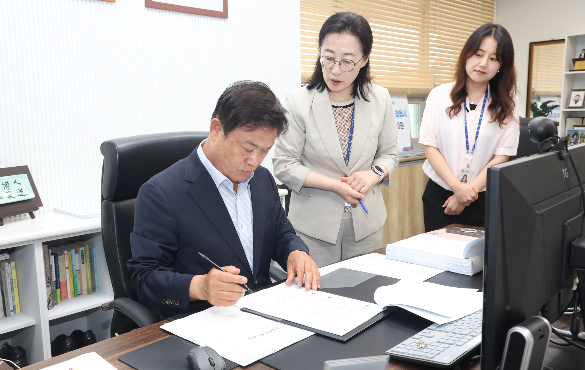 “쉼표 없는 시정” 이학수 정읍시장, 당선 직후 첫 결재…335개 추진사업 점검 (2)