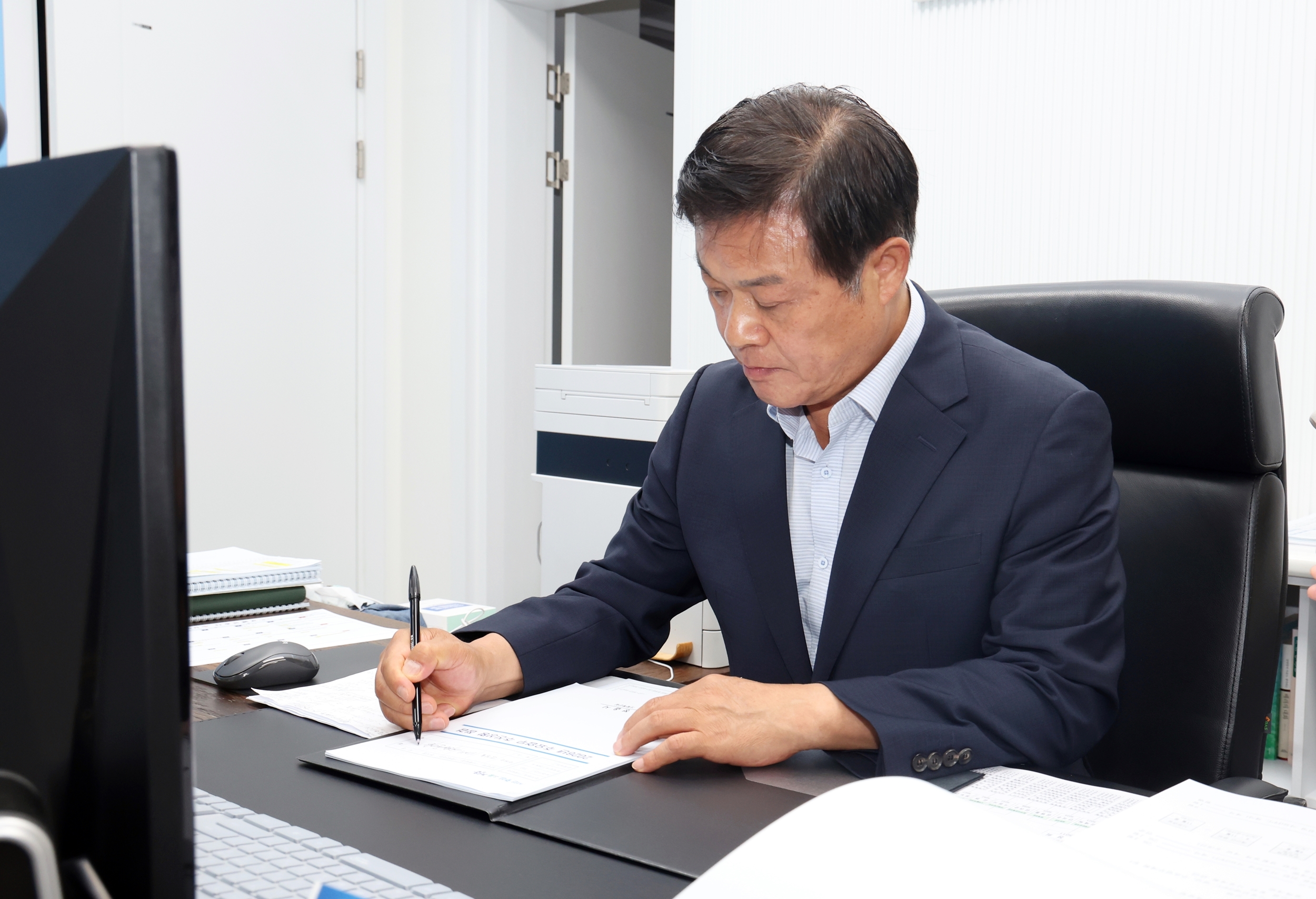 “쉼표 없는 시정” 이학수 정읍시장, 당선 직후 첫 결재…335개 추진사업 점검 (3)