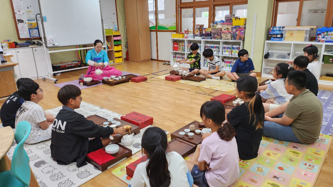 “차 우리며 예절 배워요” 정읍시, 관내 9개 학교 찾아가는 다례교육 추진 (3)