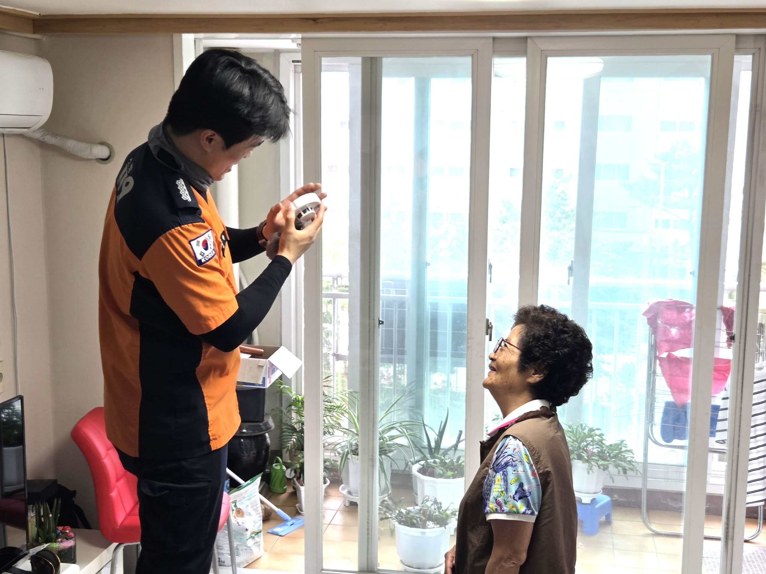 소리 대신 빛으로 화재 알린다. 전북소방본부, 청각·언어 장애인 800세대에 시각경보형 연기감지기 보급사업 추진 이미지(2)