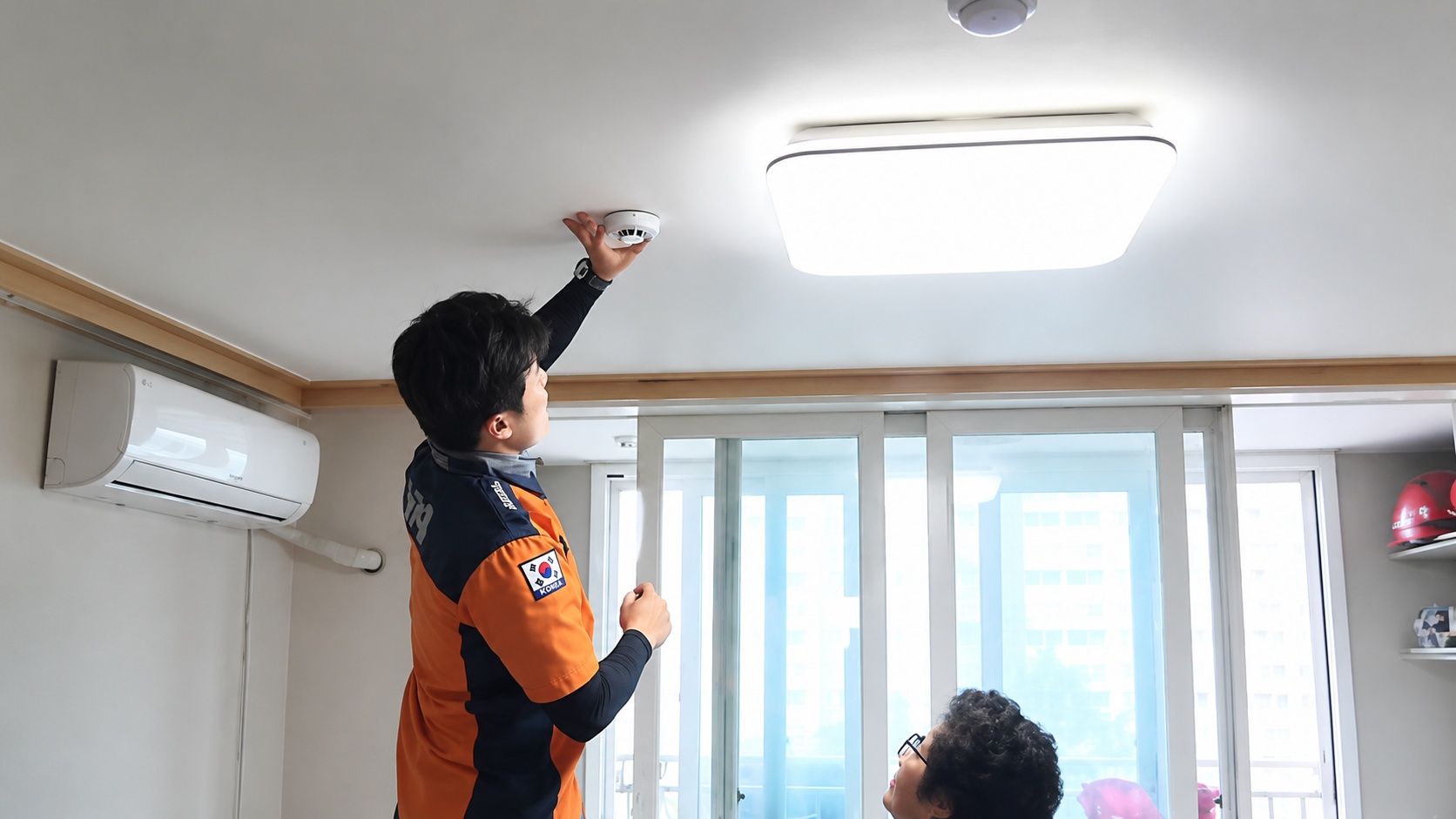 소리 대신 빛으로 화재 알린다. 전북소방본부, 청각·언어 장애인 800세대에 시각경보형 연기감지기 보급사업 추진 이미지(3)