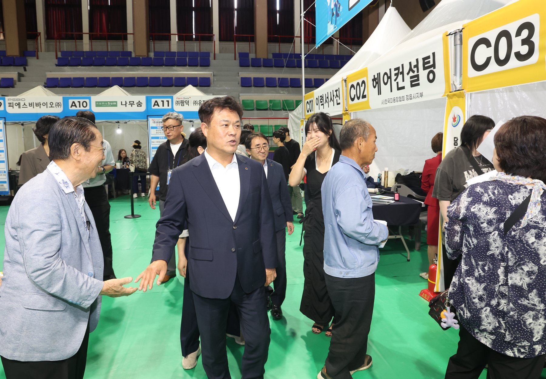 면접부터 증명사진 촬영까지 한 번에…정읍시 취업박람회 구직자 발길 (2)