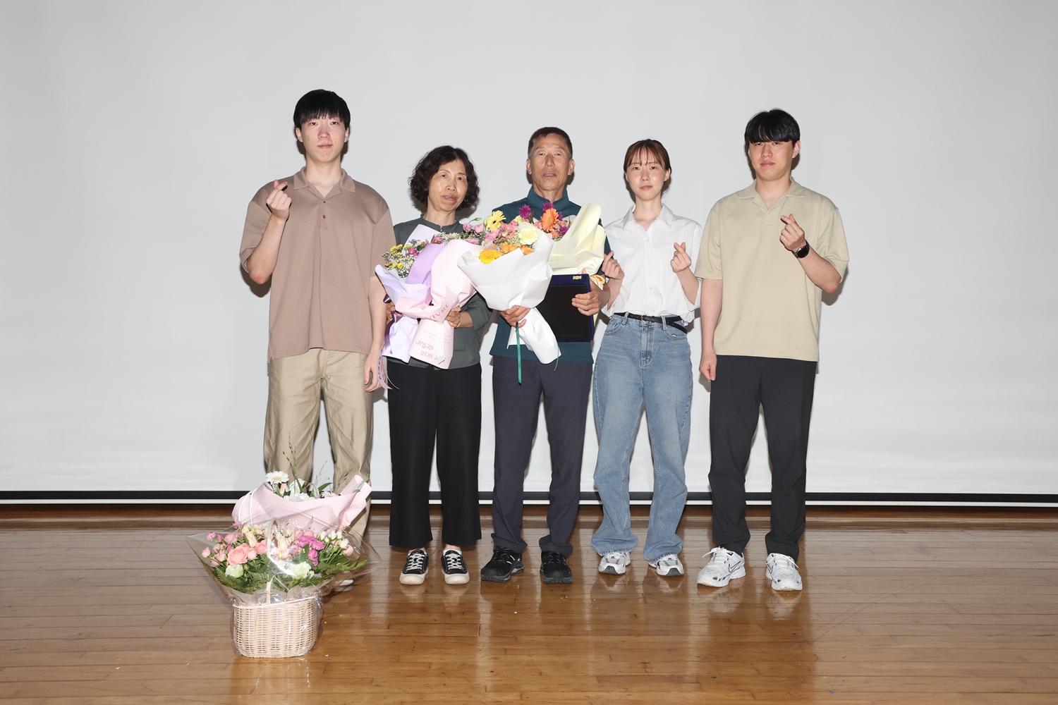 쾌적한 거리 가꾼 정읍시 최영춘 환경관리원, 동료 축하 속 명예로운 정년퇴임 (2)