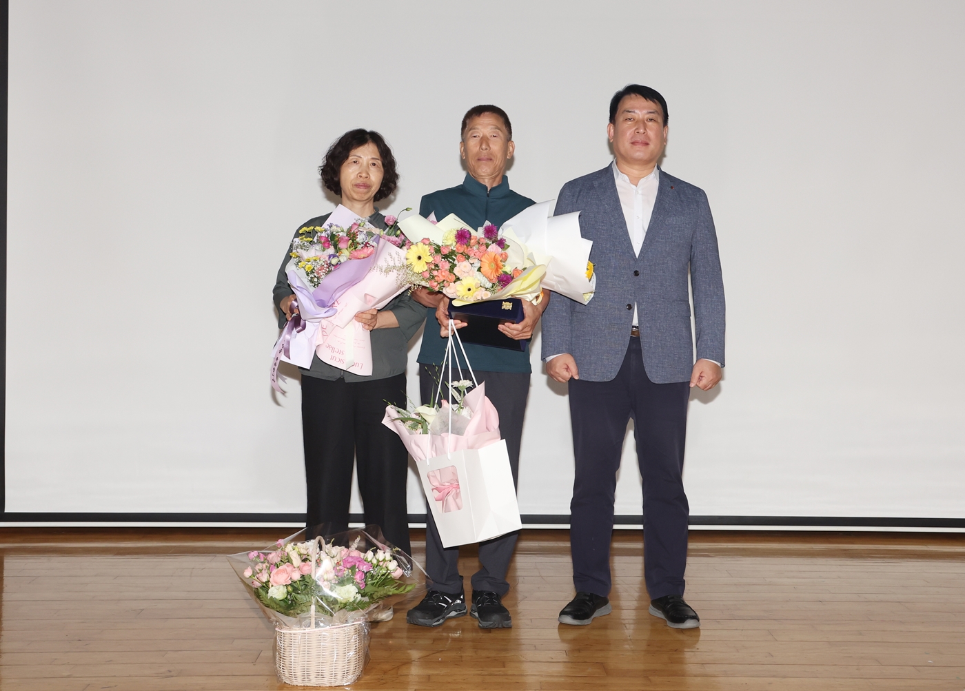 쾌적한 거리 가꾼 정읍시 최영춘 환경관리원, 동료 축하 속 명예로운 정년퇴임 (3)