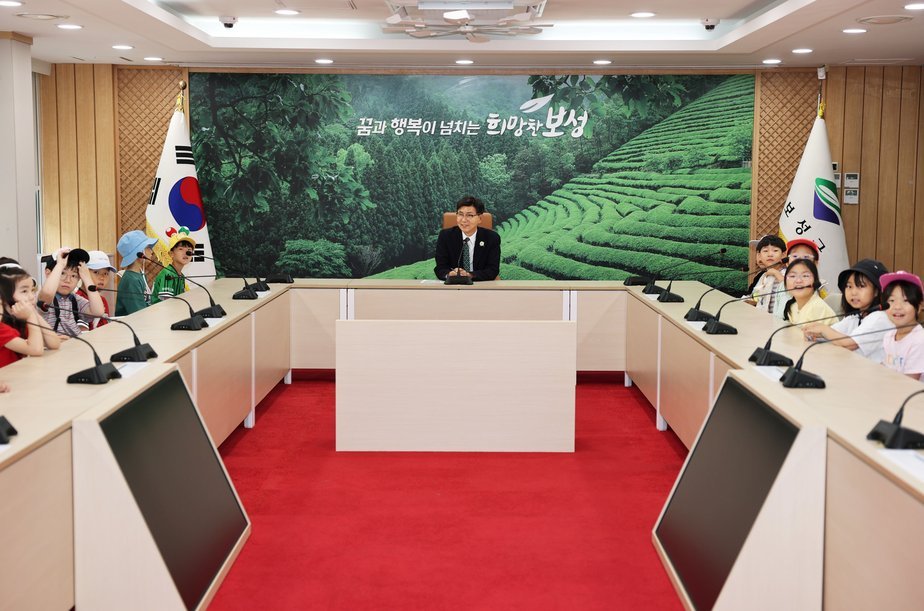 1-2. 보성군청 찾은 초등학생들, 군수와 소통하며 꿈 키워_김철우 보성군수가 보성군청에 방문한 보성초등학교 2학년 학생들과 면담시간을 가지고 있다.jpg