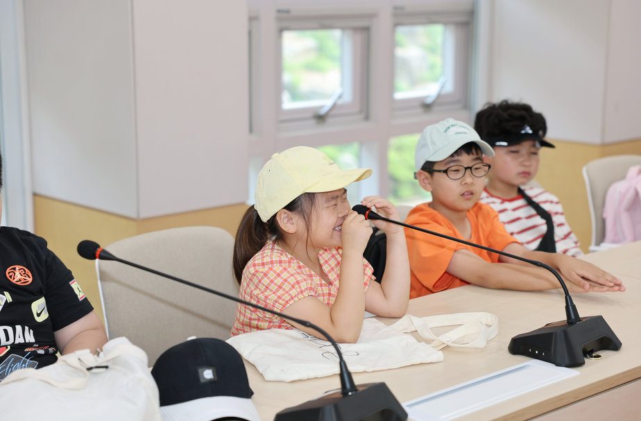 1-3. 보성군청 찾은 초등학생들, 군수와 소통하며 꿈 키워_김철우 보성군수에게 질문을 하고 있다.jpg