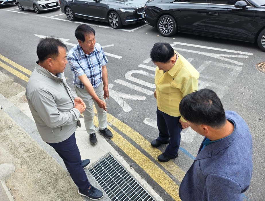 1-2.보성군, 집중호우 대비 재난 대응 태세 강화로 인명피해 예방 총력_보성군이 빗물받이 관리 상태를 점검하고 있다.jpg