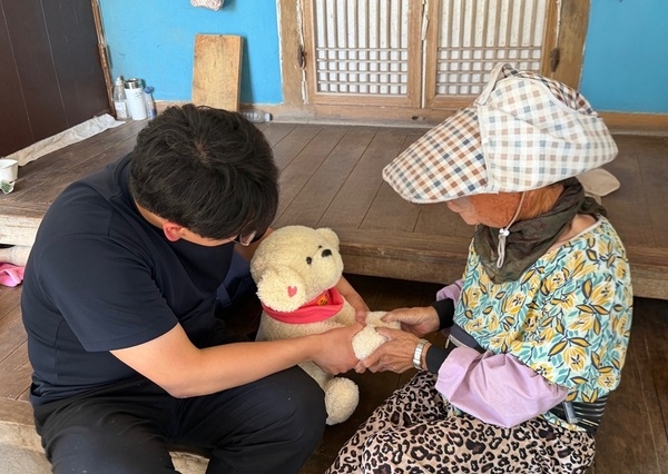 신안군 장산면, 섬 어르신 지키는 AI 돌봄 로봇 도입..