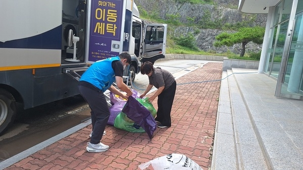 신안군, ‘섬마을 찾아가는 행복 세탁 서비스’ 추진 3