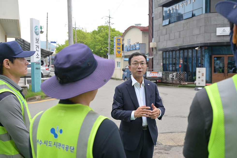 3-2 서영학 여수시장, 이른 아침 현장 찾아 환경미화원 격려.jpg