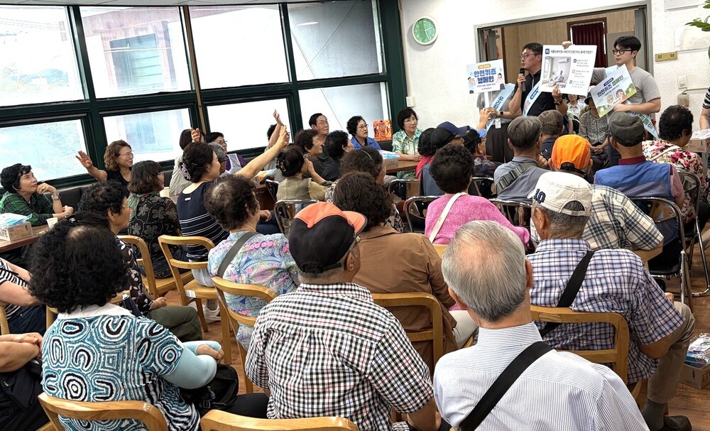 한전KDN, 나주 영산동서 안전 캠페인 및 경로당 혈압계 지원 첨부 이미지 2