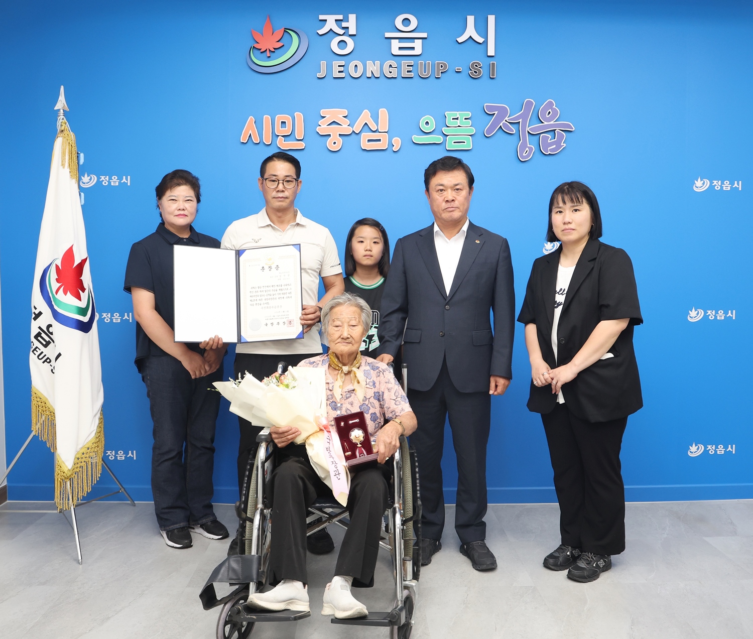 정읍시, 6·25전쟁 영웅 故김민영 상병 유족에 훈장 전수 (2)