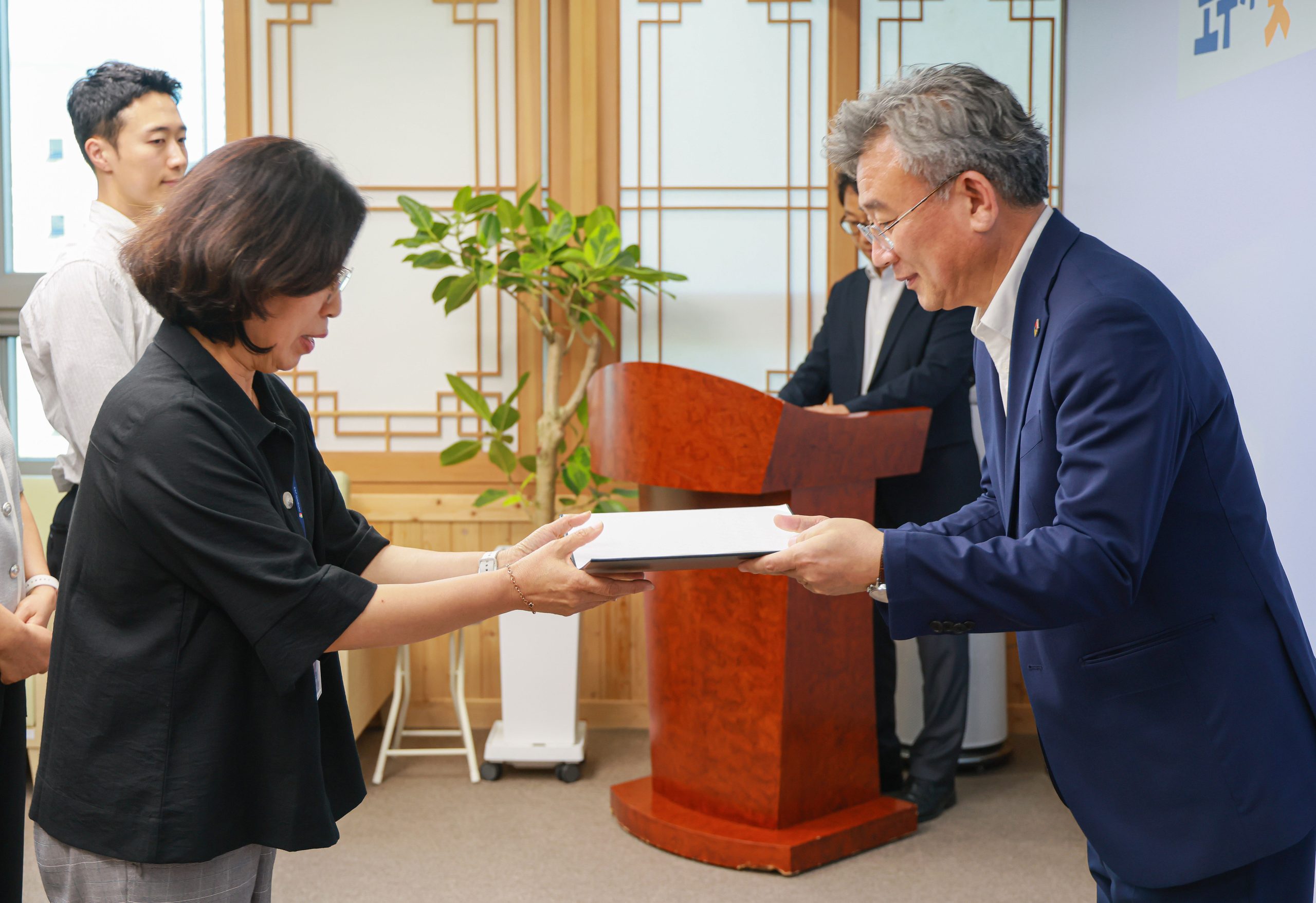 2026년 상반기 적극행정 우수직원·부서 표창 이미지(3)