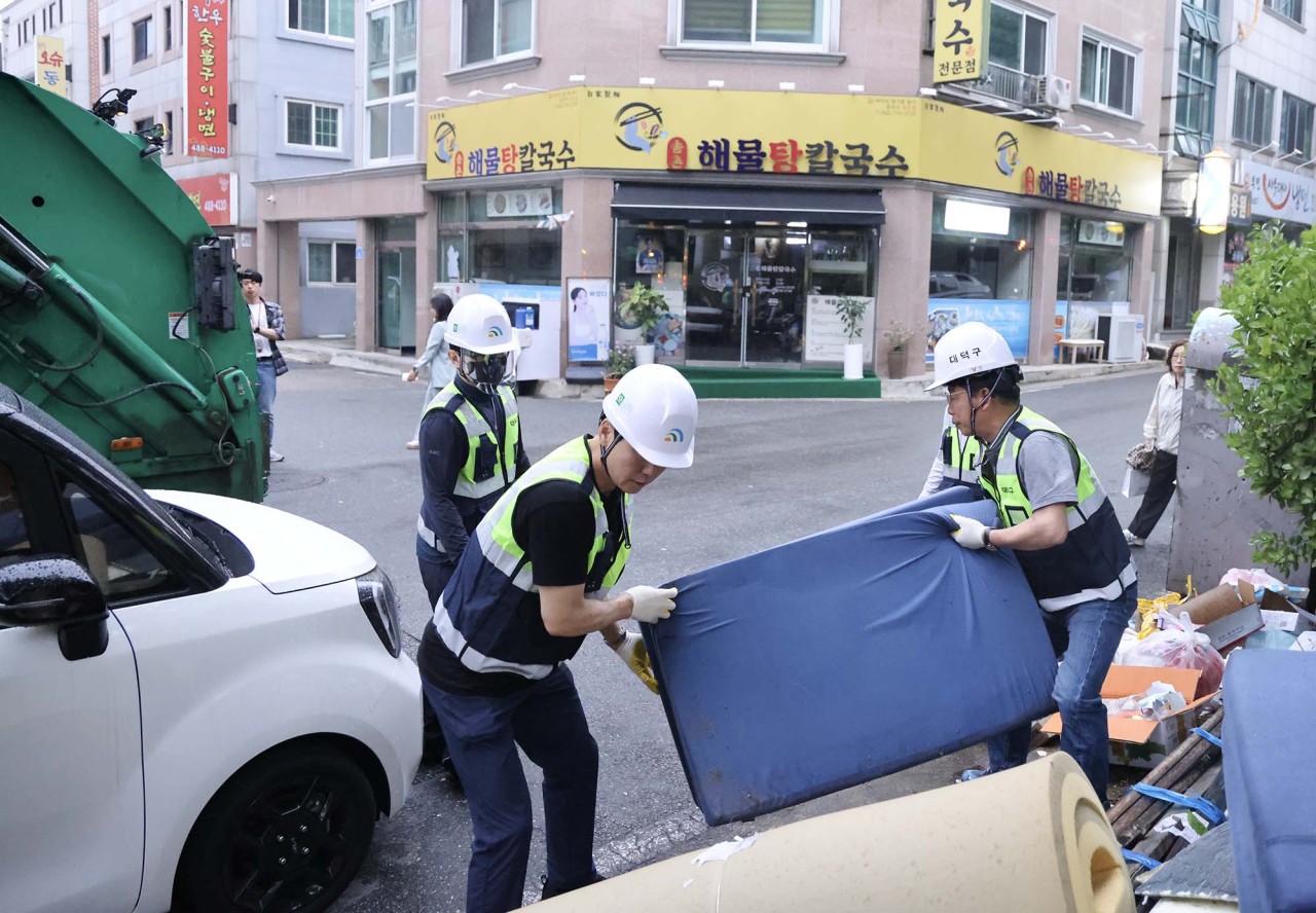 김찬술 대덕구청장, 취임 첫날 환경관리요원과 현장 행보… 민선9기 첫걸음