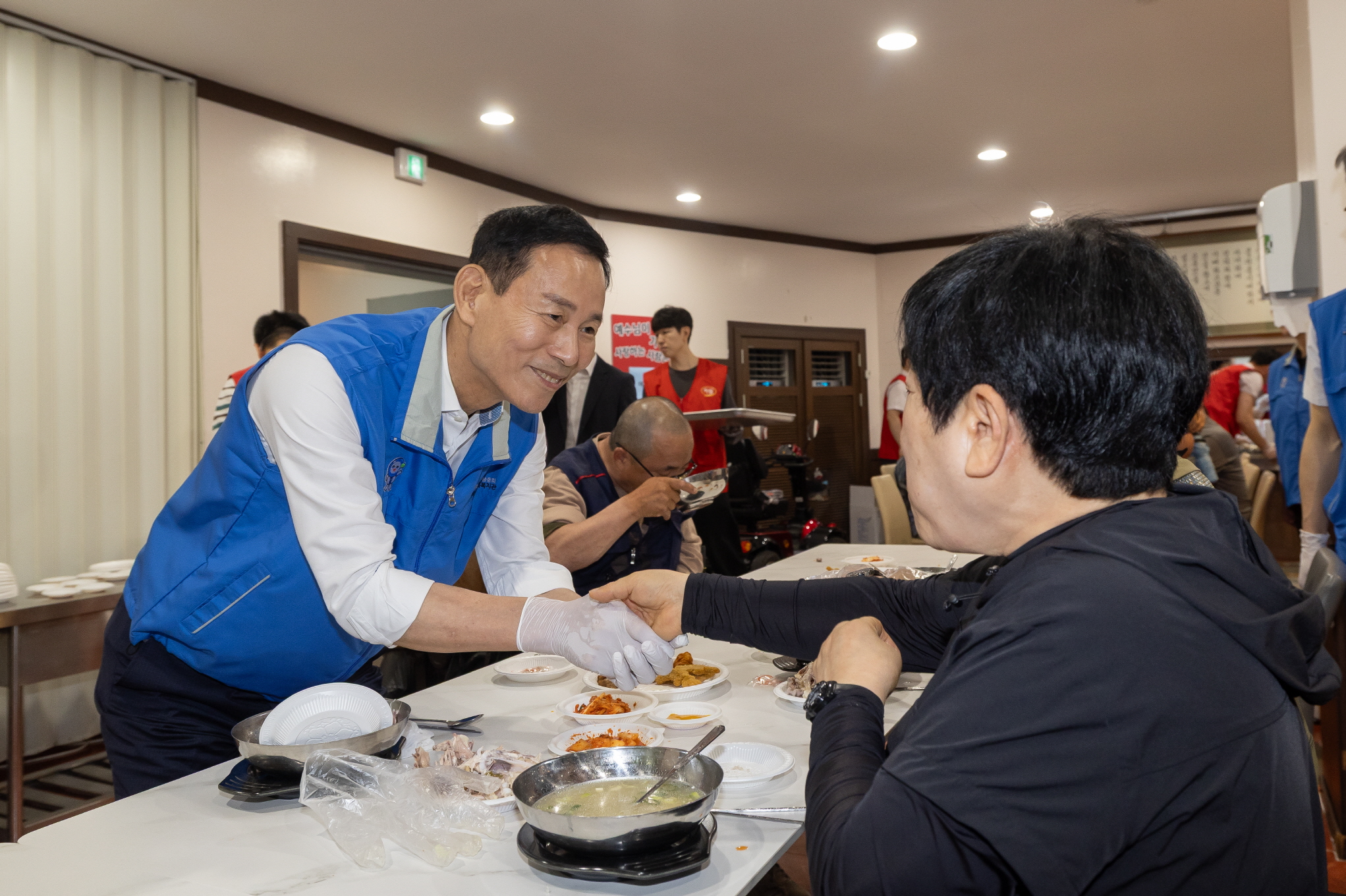 1_최정호 익산시장, 다이로움 밥차 배식봉사 땀방울 (3)
