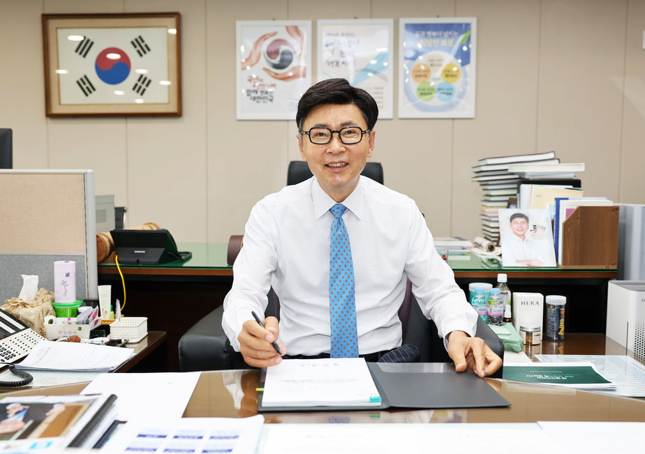 1-7. 김철우 보성군수, 취임과 동시에 1호 공약 이행 … 군민 1인당 월 20만 원 지급_김철우 보성군수가‘농어촌 기본소득 시행계획’취임 첫 결재를 하고 있다.jpg