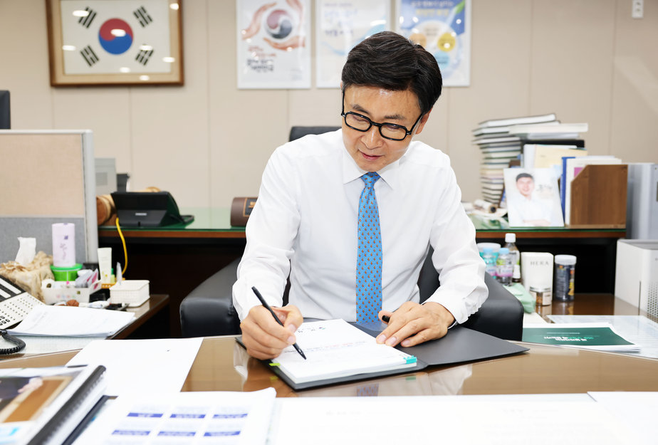 1-8. 김철우 보성군수, 취임과 동시에 1호 공약 이행 … 군민 1인당 월 20만 원 지급_김철우 보성군수가‘농어촌 기본소득 시행계획’취임 첫 결재를 하고 있다.jpg