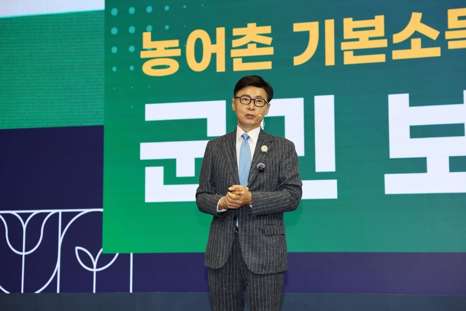1-2. 보성군, 농어촌 기본소득 13일부터 신청 …  8월 말 첫 지급_ 김철우 보성군수가 ‘농어촌 기본소득 시범사업 군민 보고회’에서 ‘농어촌 기본소득 시범사업’에 대해 설명하