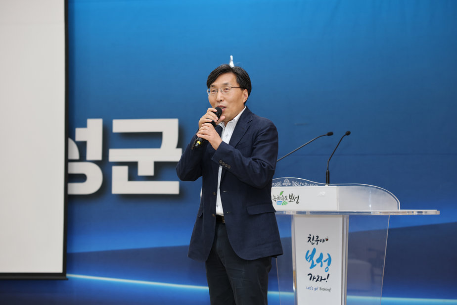 2-2. 보성군, 중대재해처벌법 실무교육 실시… 공공시설물 안전관리 강화_안상현 전남광주통합특별시 산업실장(전 전라남도 도민안전실장)을 초청하여 중대재해처벌법 교육을 하고 있다.j
