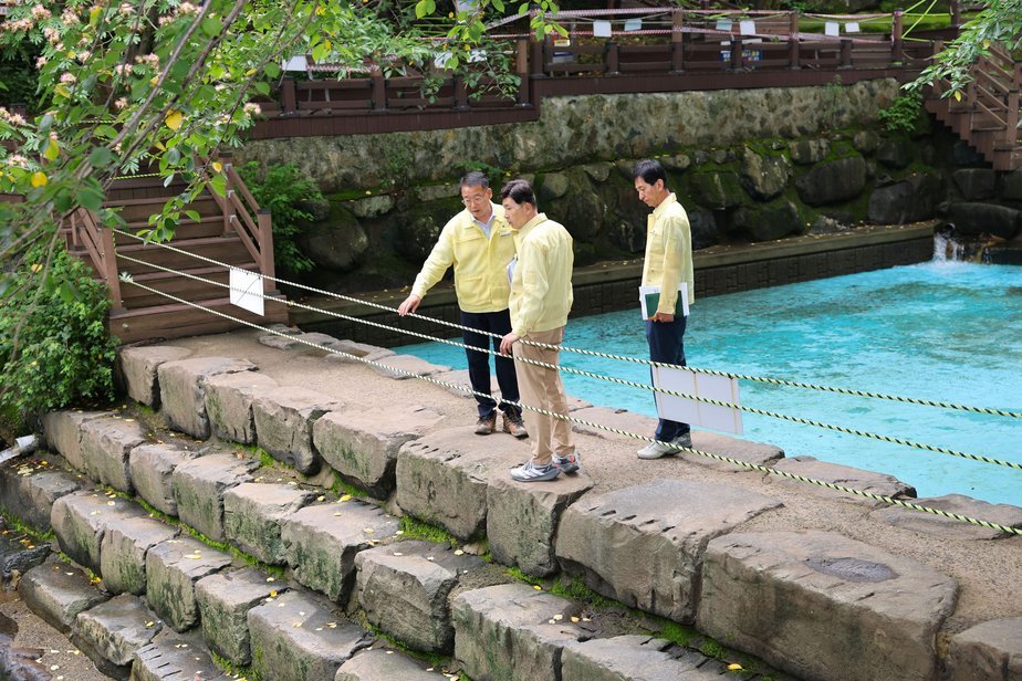 1-2. 보성군, 여름철 관광시설 안전 이상 무! 중대재해 예방 특별점검_김철우 보성군수가 제암산자연휴양림을 찾아 물놀이장 등 주요 시설의 유지관리 상태를 점검하고 있다.jpg