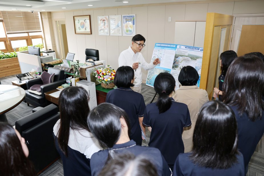 1-2. 보성군, 중학생 대상 '마을 연계 체험학습' 운영_김철우 보성군수가 보성군청에 방문한 보성여자중학교 학생들에게 현안 사업에 대해 설명하고 있다.jpg