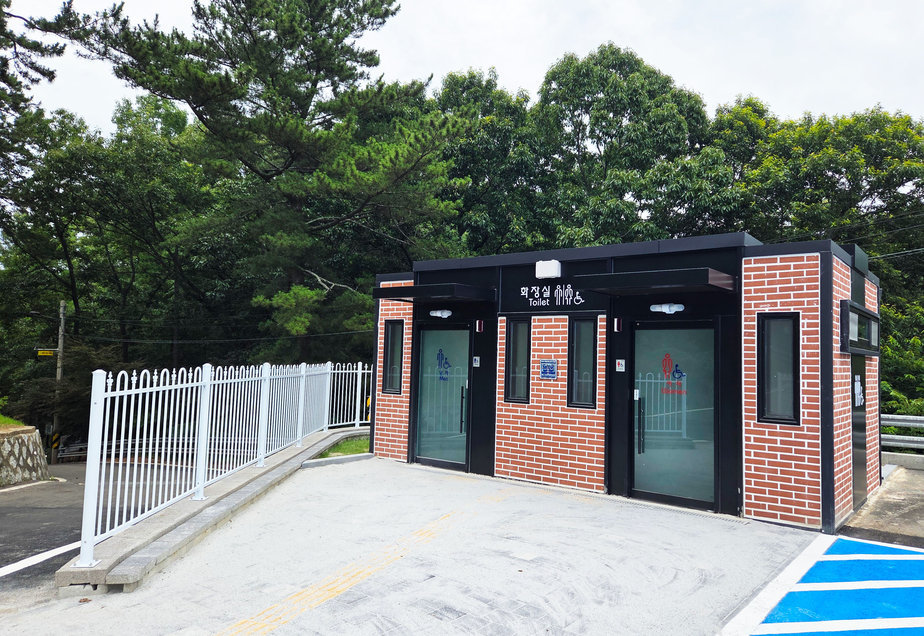 2-2. 보성군, 망제산 맨발산책길 공중화장실 건립 완료_새로 준공된 망제산 공중화장실 전경2.jpg