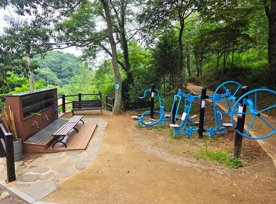 2-3. 보성군, 망제산 맨발산책길 공중화장실 건립 완료_망제산 맨발산책길 세족장과 체육시설.jpg