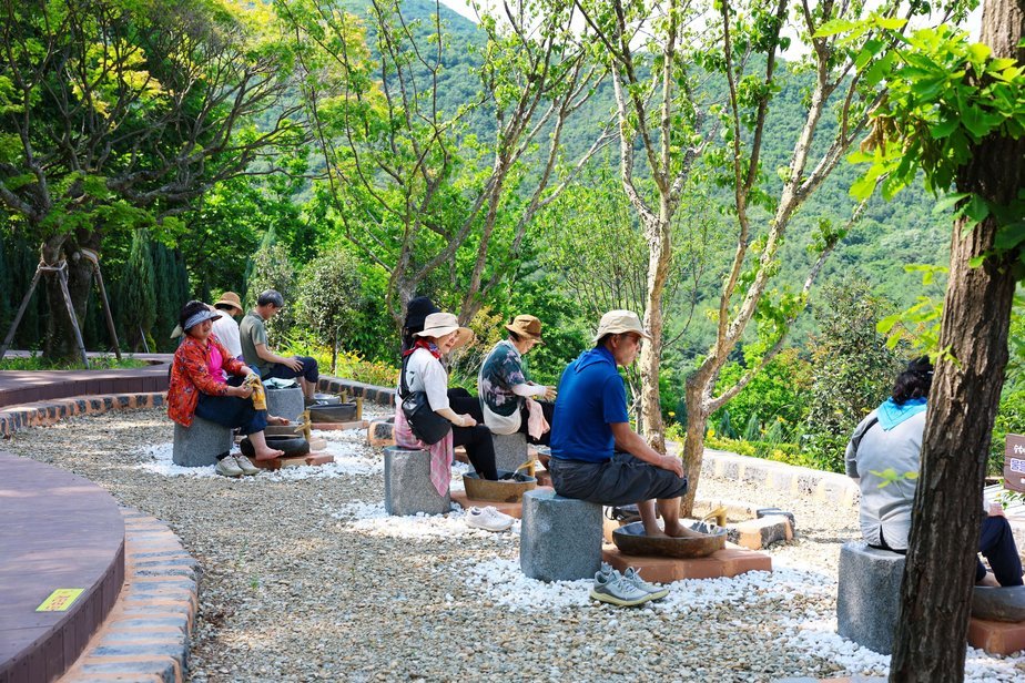 1-4. 보성군, 제암산자연휴양림 뜨거운 여름에도 시원하다_ 황톳길을 걸은 후 세족장에서 발을 씻으며 멋진 풍광을 즐기고 있다.jpg