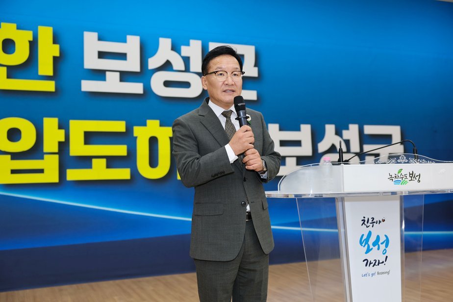 2-2. 보성군은 지난 20일 ‘특별시 시대의 개막! 보성군 공직자의 새로운 나침반’을 주제로 강위원 전(前) 전라남도 경제부지사를 초청해 제384회 보성자치포럼을 개최했다.jpg