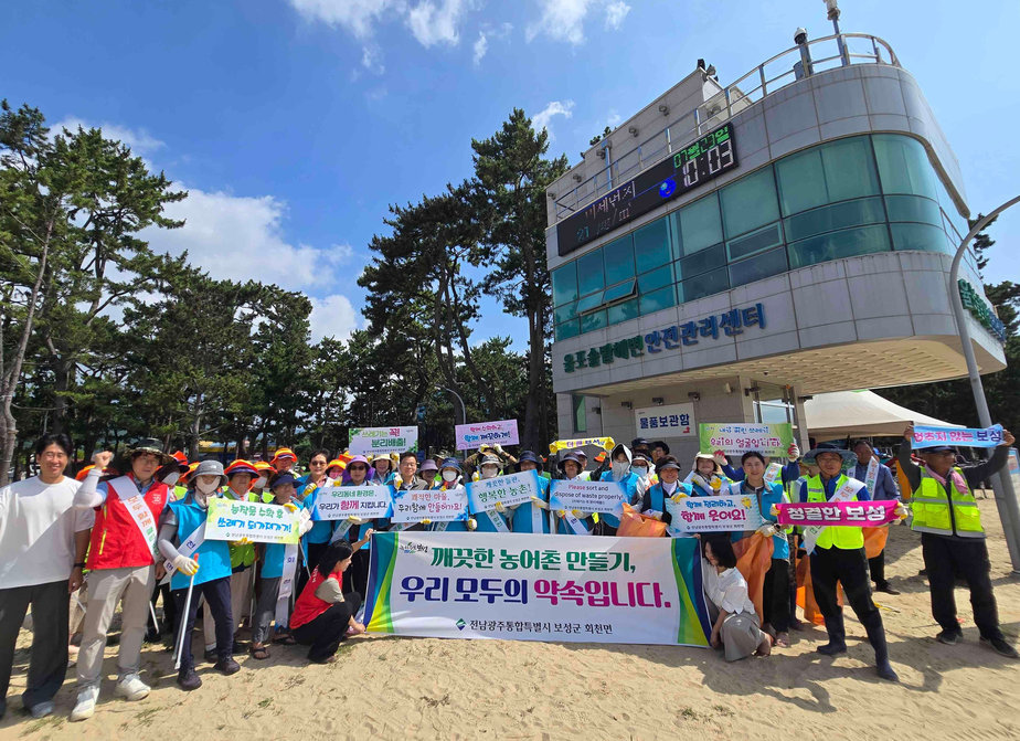 4-2. 보성군 회천면은 지난 23일 율포솔밭해수욕장 일원에서 민관 합동 환경정화 활동을 추진했다.jpg