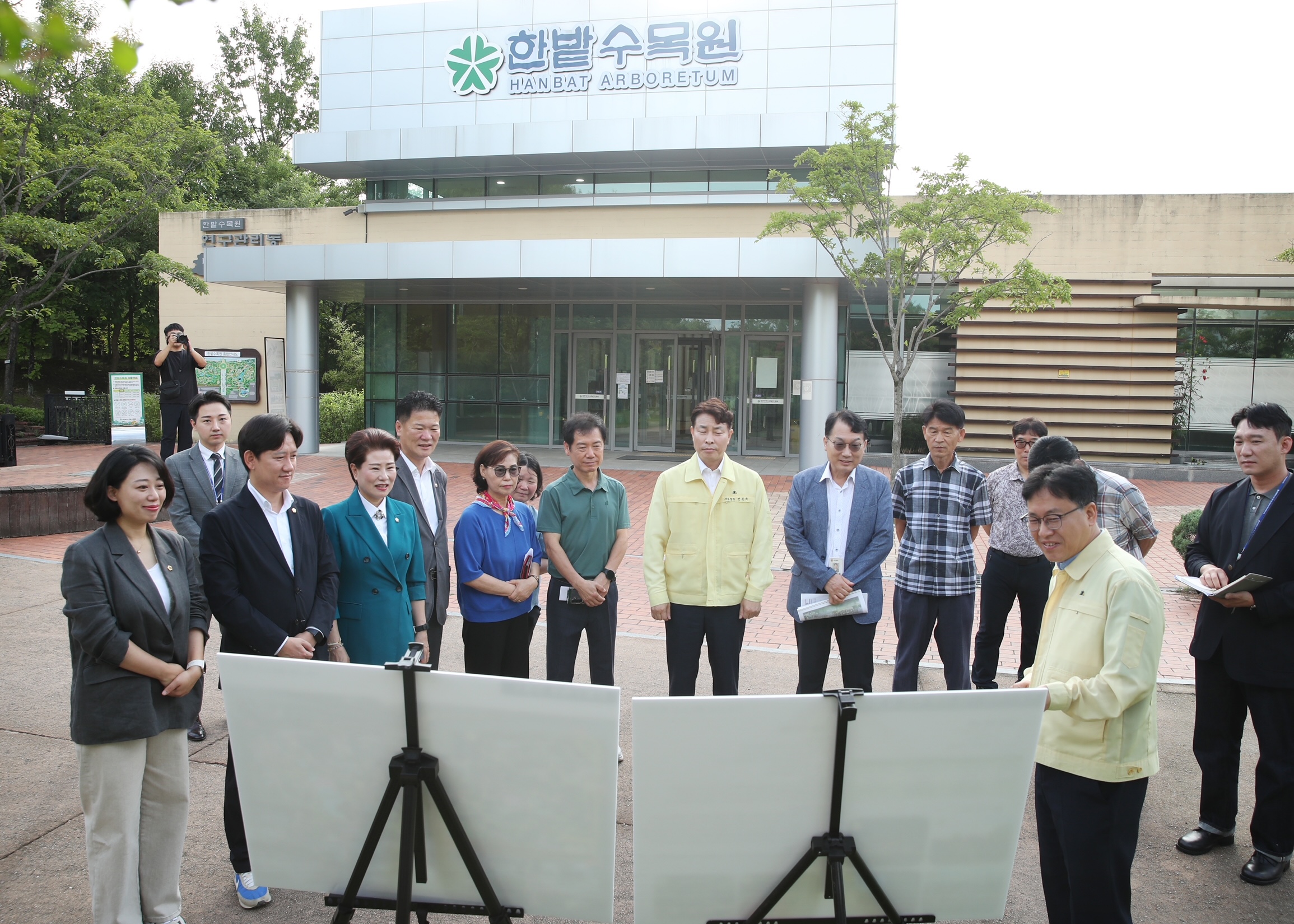 전문학 서구청장, 한밭수목원 점검… “작은 불편도 놓치지 않을 것”