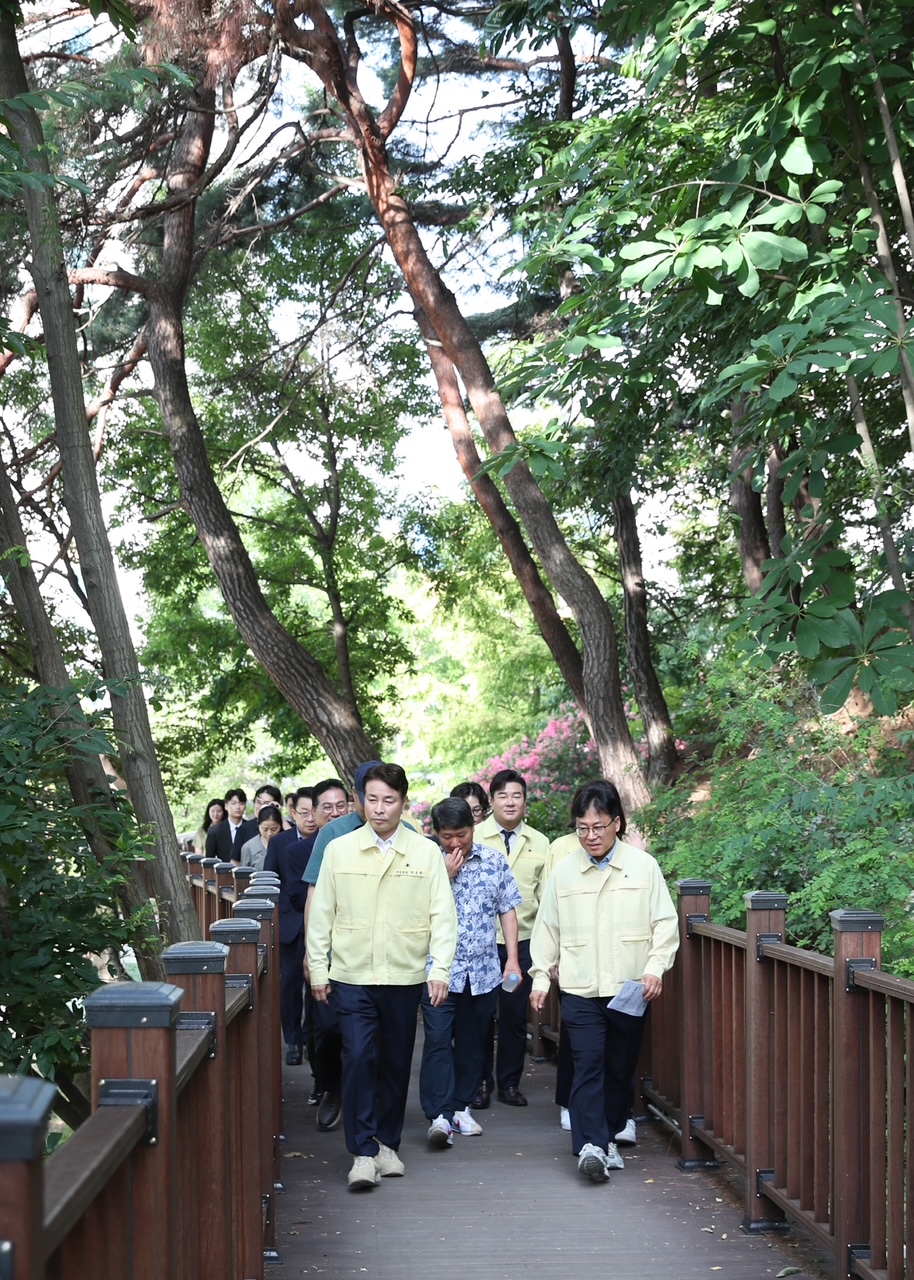 전문학 서구청장, 도안무장애나눔길 현장 점검