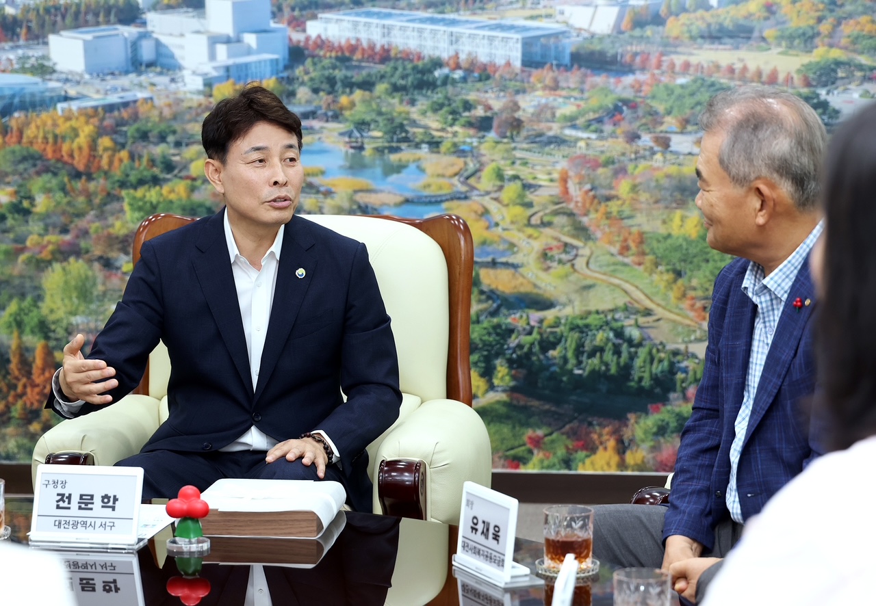 대전 서구, 삼정코스메틱서 ‘투명안전우산’ 900개 기탁받아