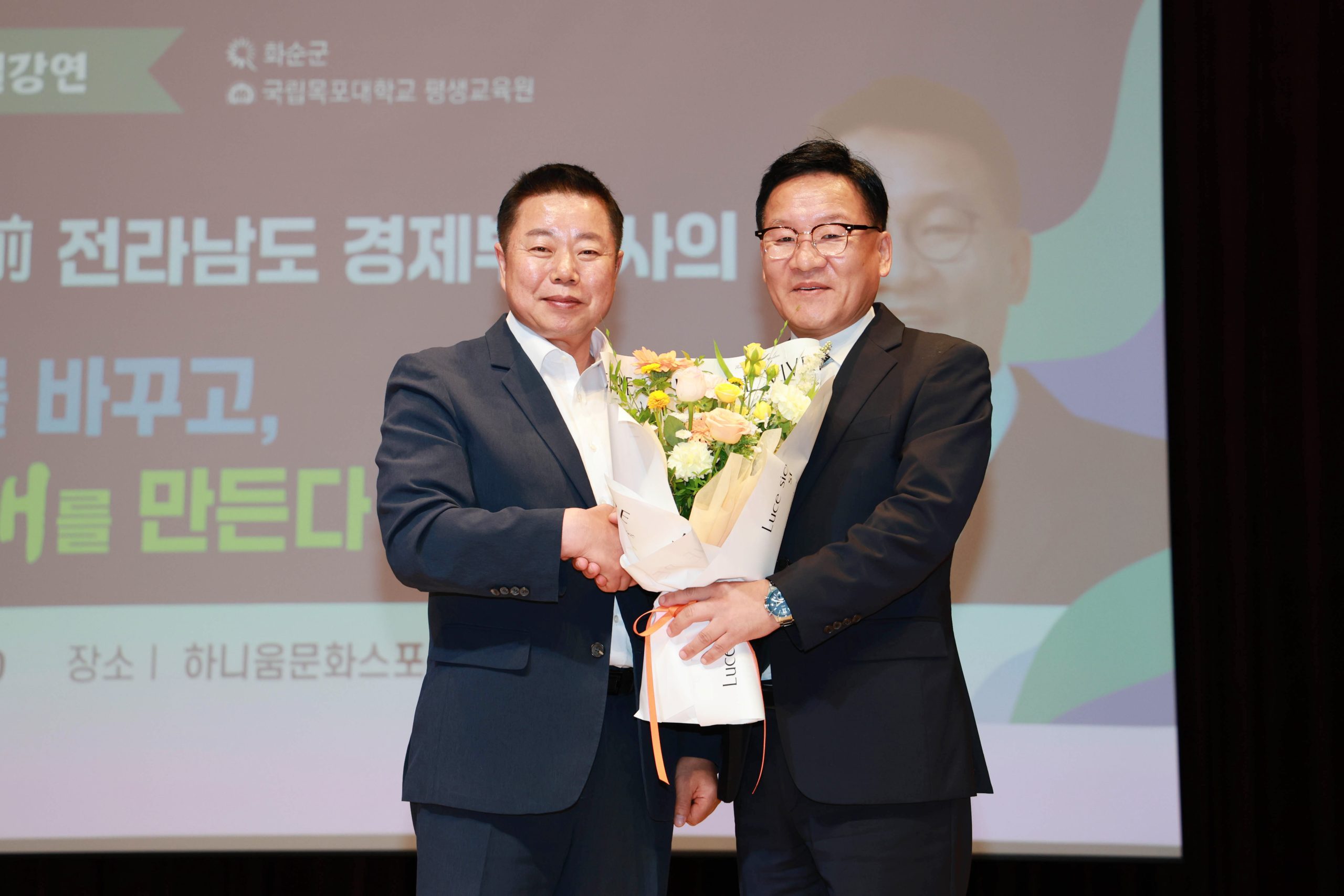 화순군, 강위원 초청 군민행복 아카데미 특별강연 성료 3