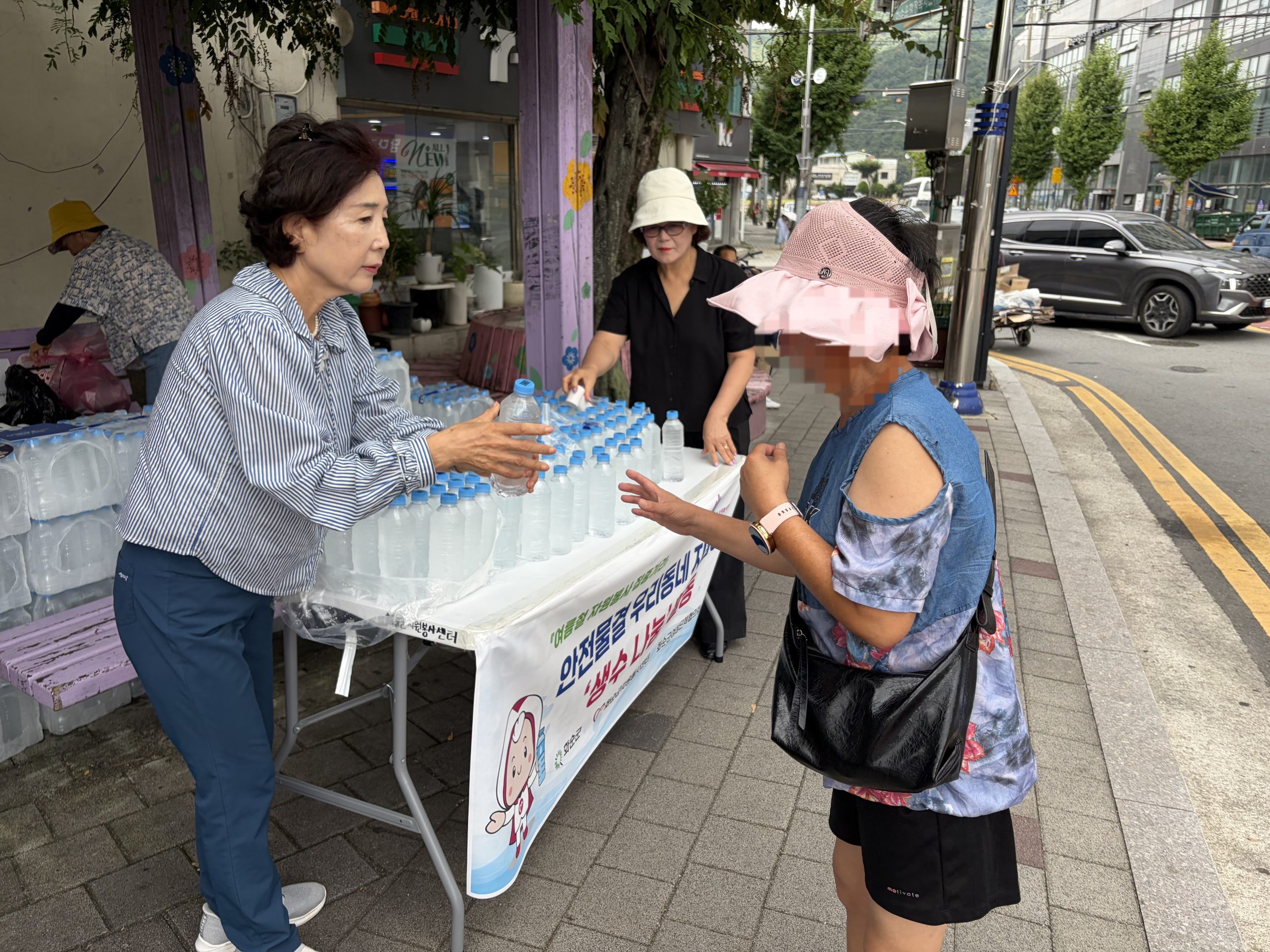 화순군, 폭염 속 ‘안전물결 우리 동네 지킴이’ 생수 나눔 3