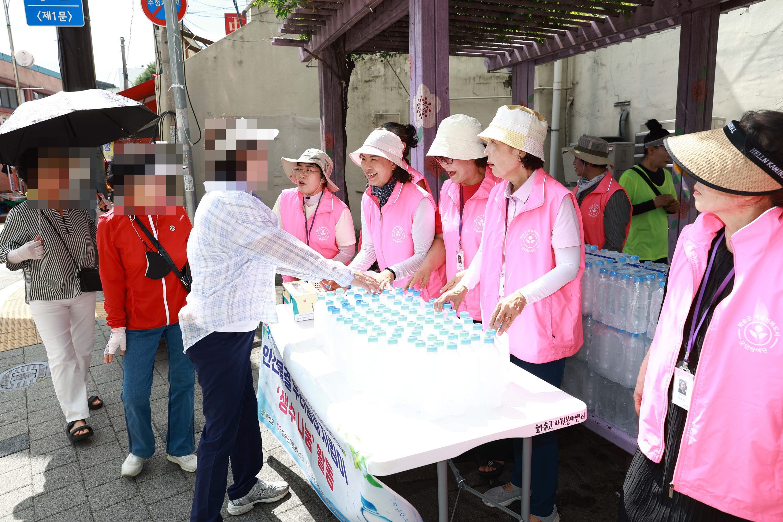 화순군, 생수 나눔과 함께 여성폭력 예방 캠페인 전개 2