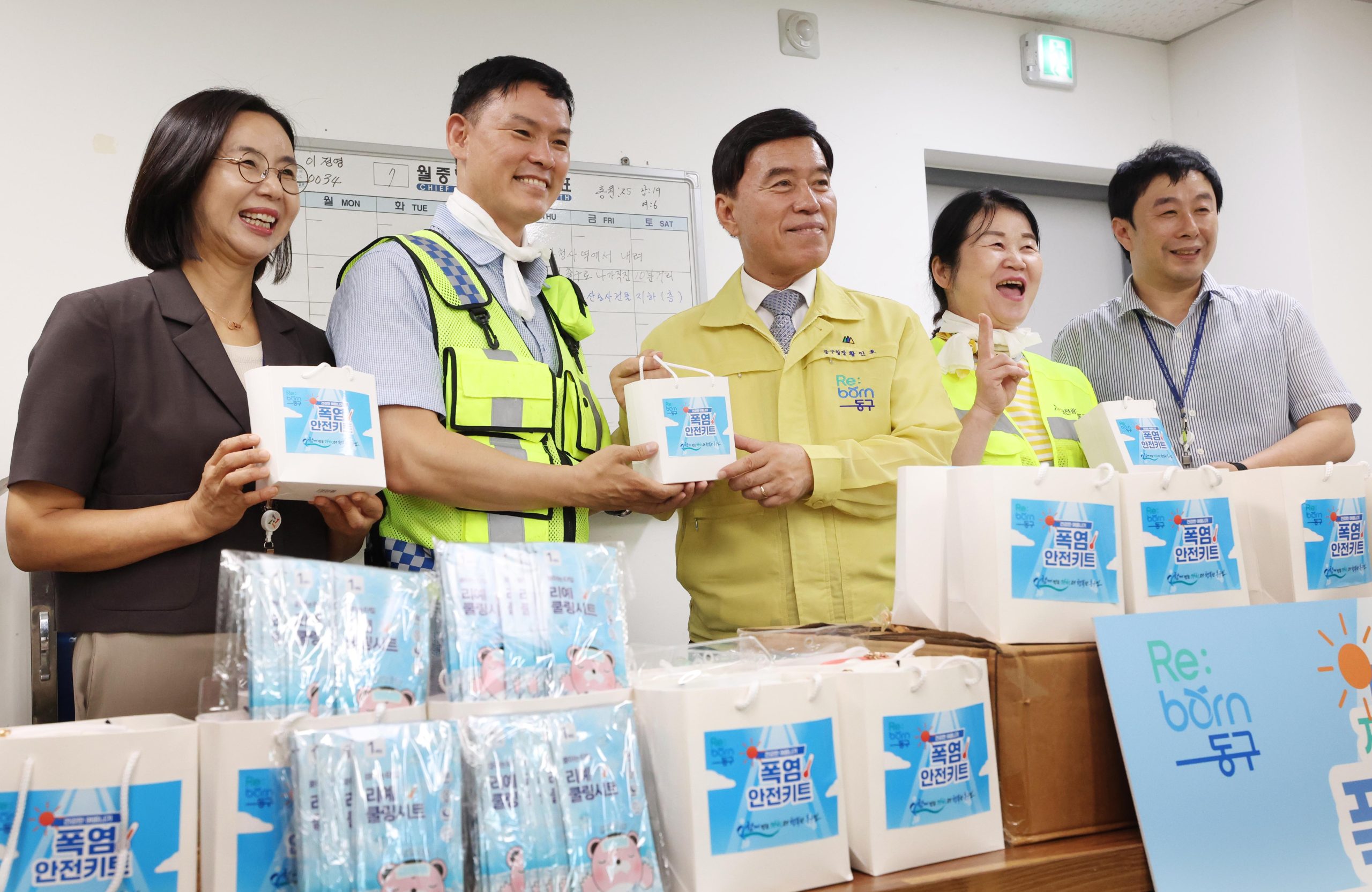 대전 동구, 자활근로 참여자에 폭염대비 ‘안전용품 키트(꾸러미)’ 전달