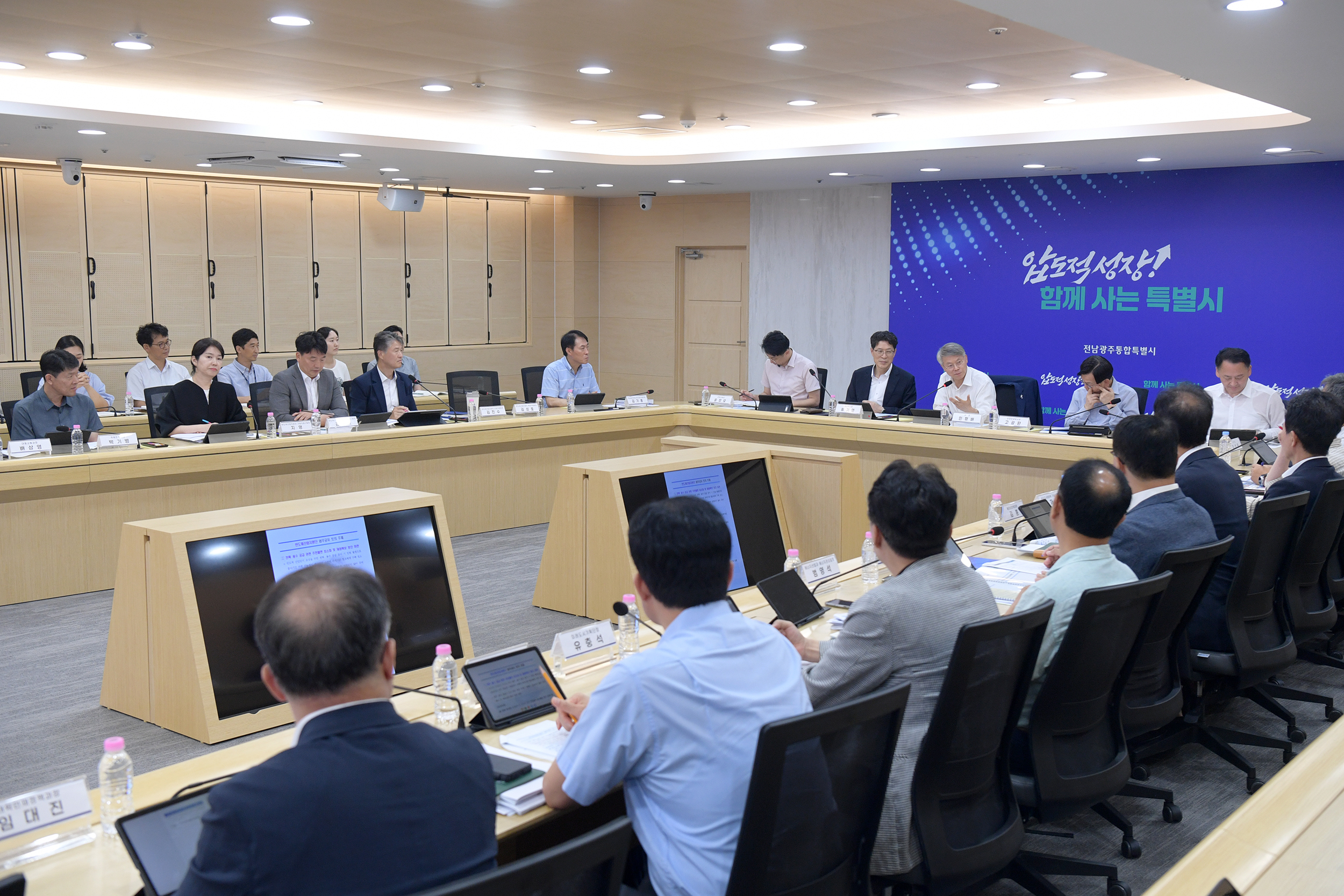 민형배 전남광주통합특별시장이 31일 오후 광주청사에서 반도체산업지원단과 농수산본부 업무공유회를 주재하고, 호남권 반도체 클러스터 조성과 고수온 위기경보 대응방안 등 현안을 집중 점검하고 있다./전남광주통합특별시 제공