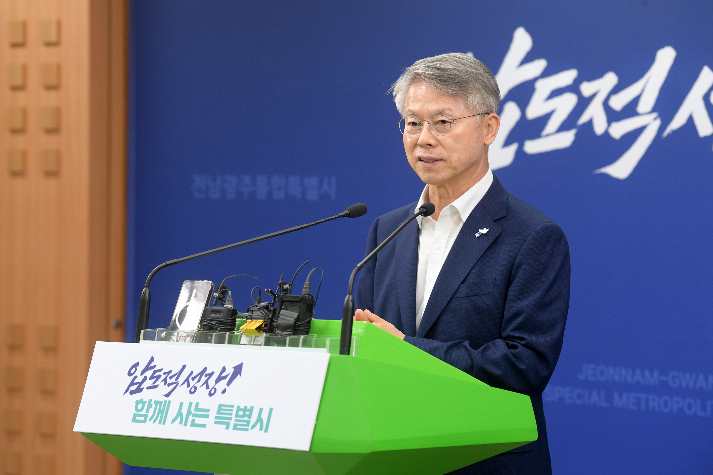 민형배 전남광주통합특별시장이 6일 광주청사 브리핑실에서 ‘호남 반도체 클러스터 부지 확정’ 기자회견을 하고 있다. /전남광주통합특별시 제공