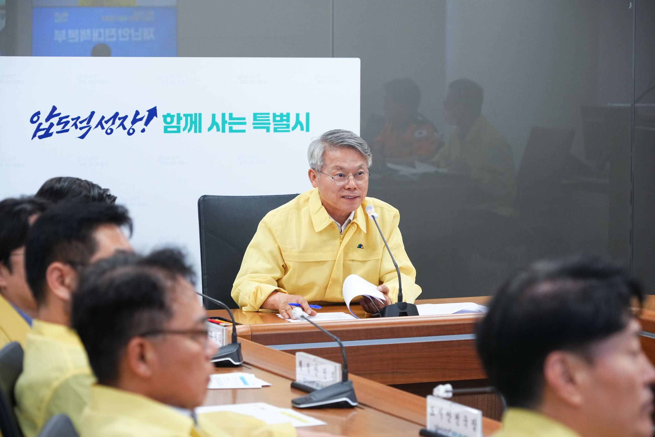 민형배 전남광주통합특별시장이 8일 오후 9시 광주청사 재난안전상황실에서 호우 예비특보 발령에 따른 상황판단회의를 주재하고 있다./전남광주통합특별시 제공