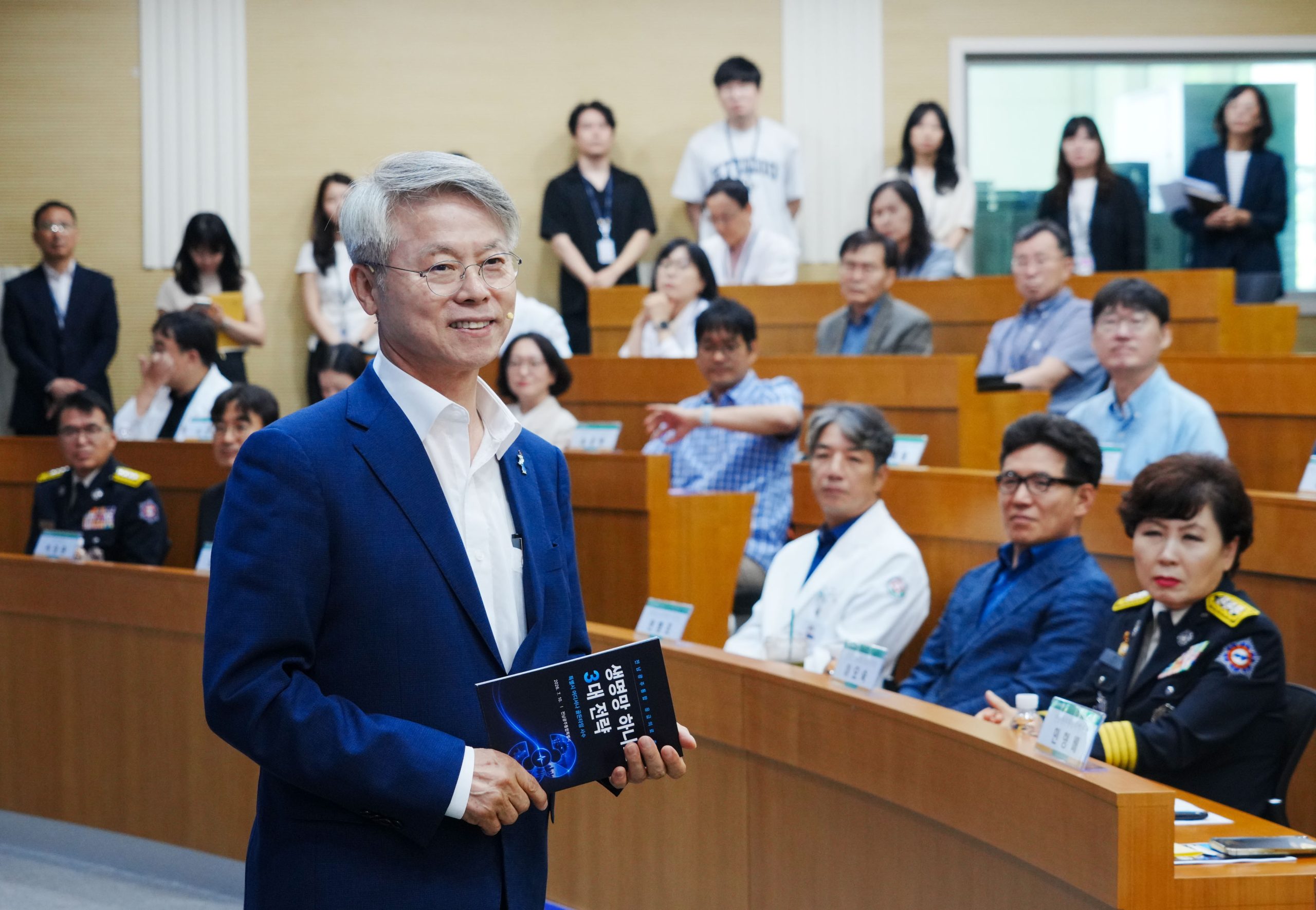 민형배 전남광주통합특별시장이 10일 오전 동구 전남대병원 의생명연구원에서 열린 '생명망 하나로 3대 전략 발표회'에서 정신 전남대병원장, 소방, 유관기관 관계자 등과 퍼포먼스를 하고 있다./전남광주통합특별시 제공