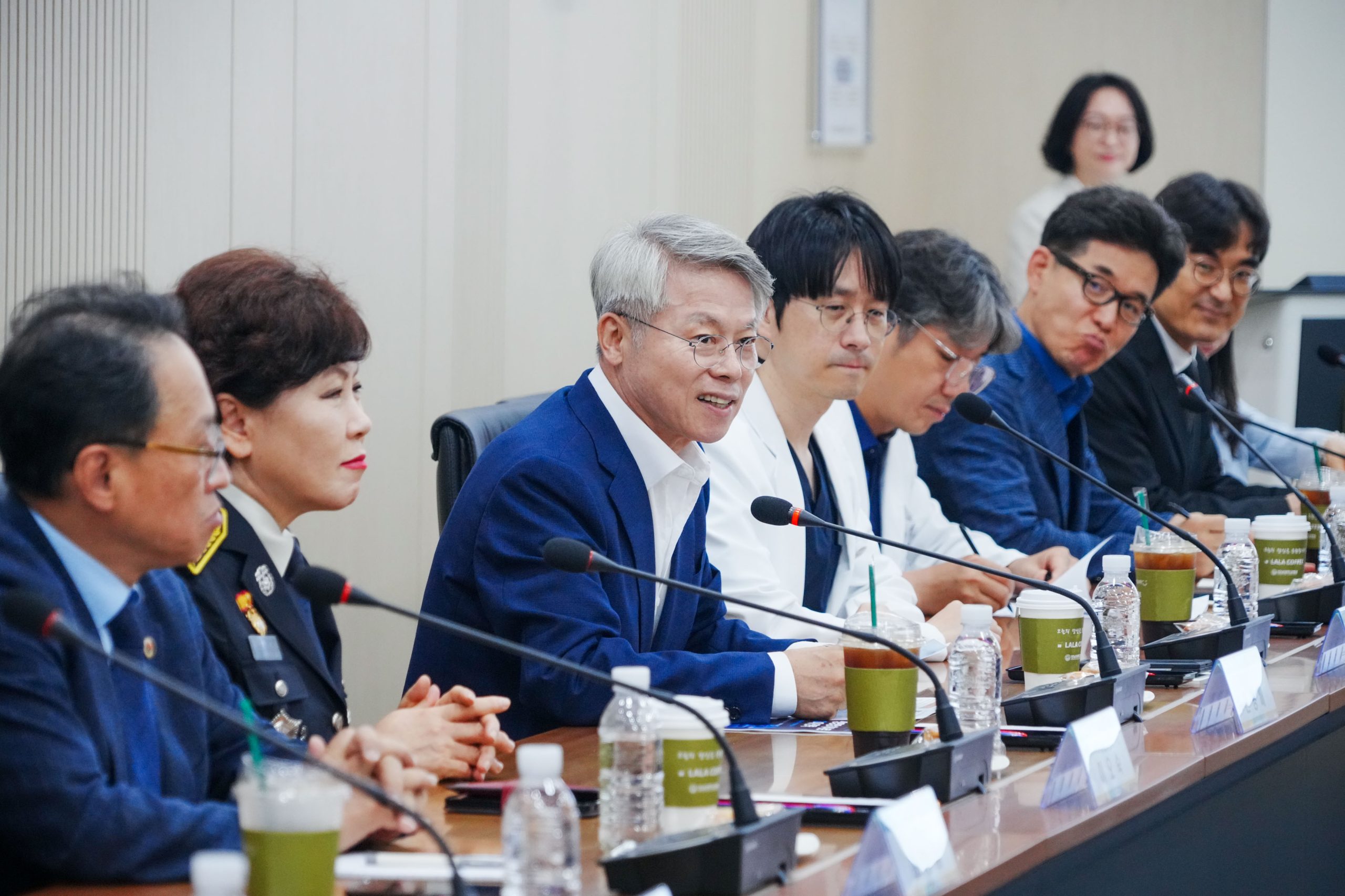 민형배 전남광주통합특별시장이 10일 오전 동구 전남대병원 의생명연구원을 방문해 정신 전남대병원장, 소방, 유관기관 관계자들과 지역 응급의료체계를 점검하고 있다./전남광주통합특별시 제공