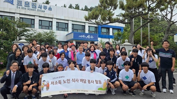 도초면, 도초고 학생들과 노인 무료급식 봉사로 ‘따뜻한 온기’ 전해..