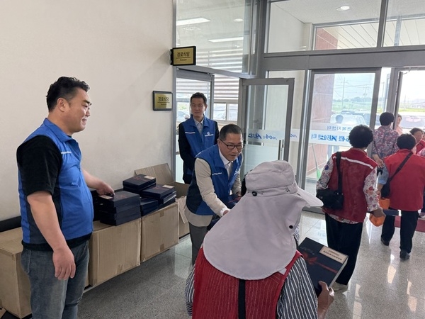 무더위도 녹인 고향사랑 ‘목포토박이 봉사단체, 증도 어르신 여름 건강 응원’..