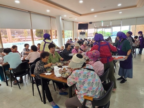 지도읍 사회단체, ‘온기 회복 건강한 여름나기 삼계탕 나눔 행사’ 개최..