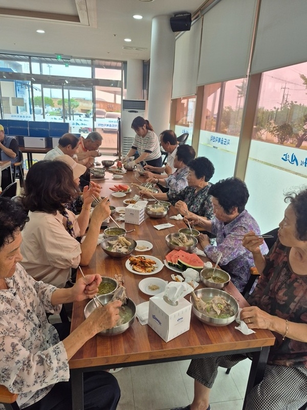 지도읍 사회단체, ‘온기 회복 건강한 여름나기 삼계탕 나눔 행사’ 개최..