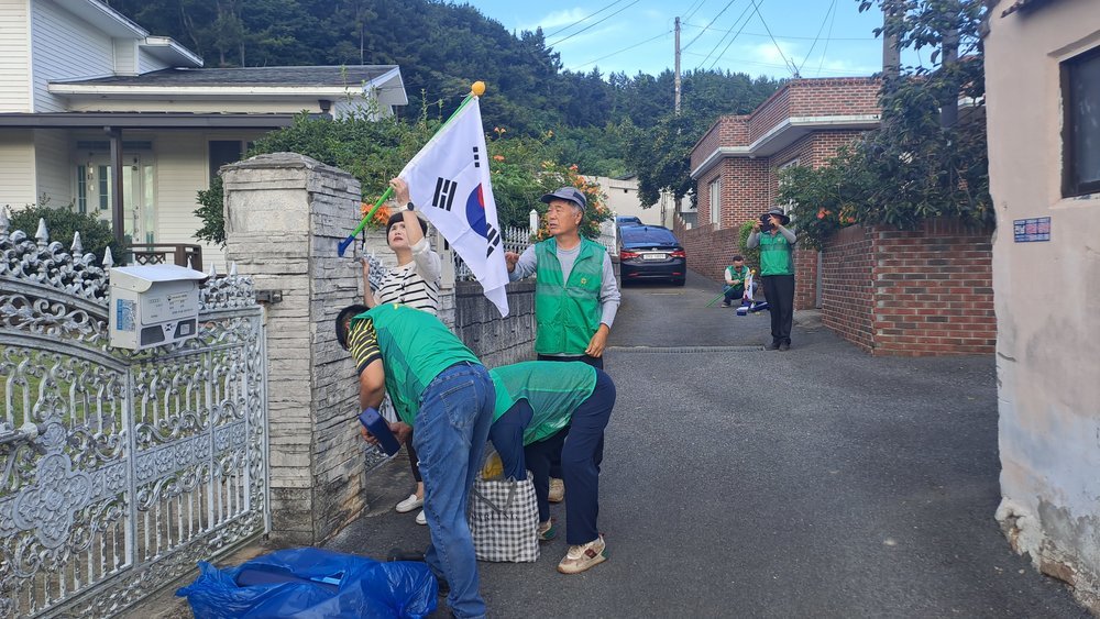 삼향읍새마을지도자회, 제81주년 광복절 맞아 태극기 달기·환경정화활동 펼쳐