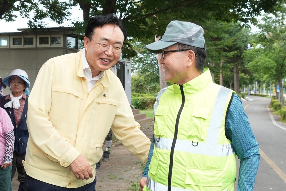 “현장 근로자 건강 최우선”…나주시, 폭염 대응 ‘냉풍조끼’ 지급 첨부 이미지 2
