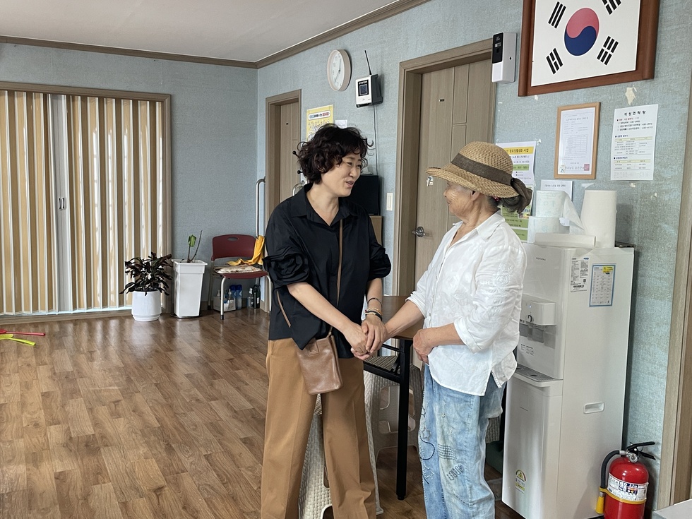 이재이 신전면장이 관내 경로당을 방문해 안부를 살피고 있다.