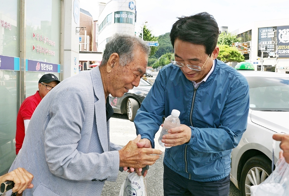 자원봉사단체협의회에서 폭염 예방 홍보 활동을 추진하고 있는 모습
